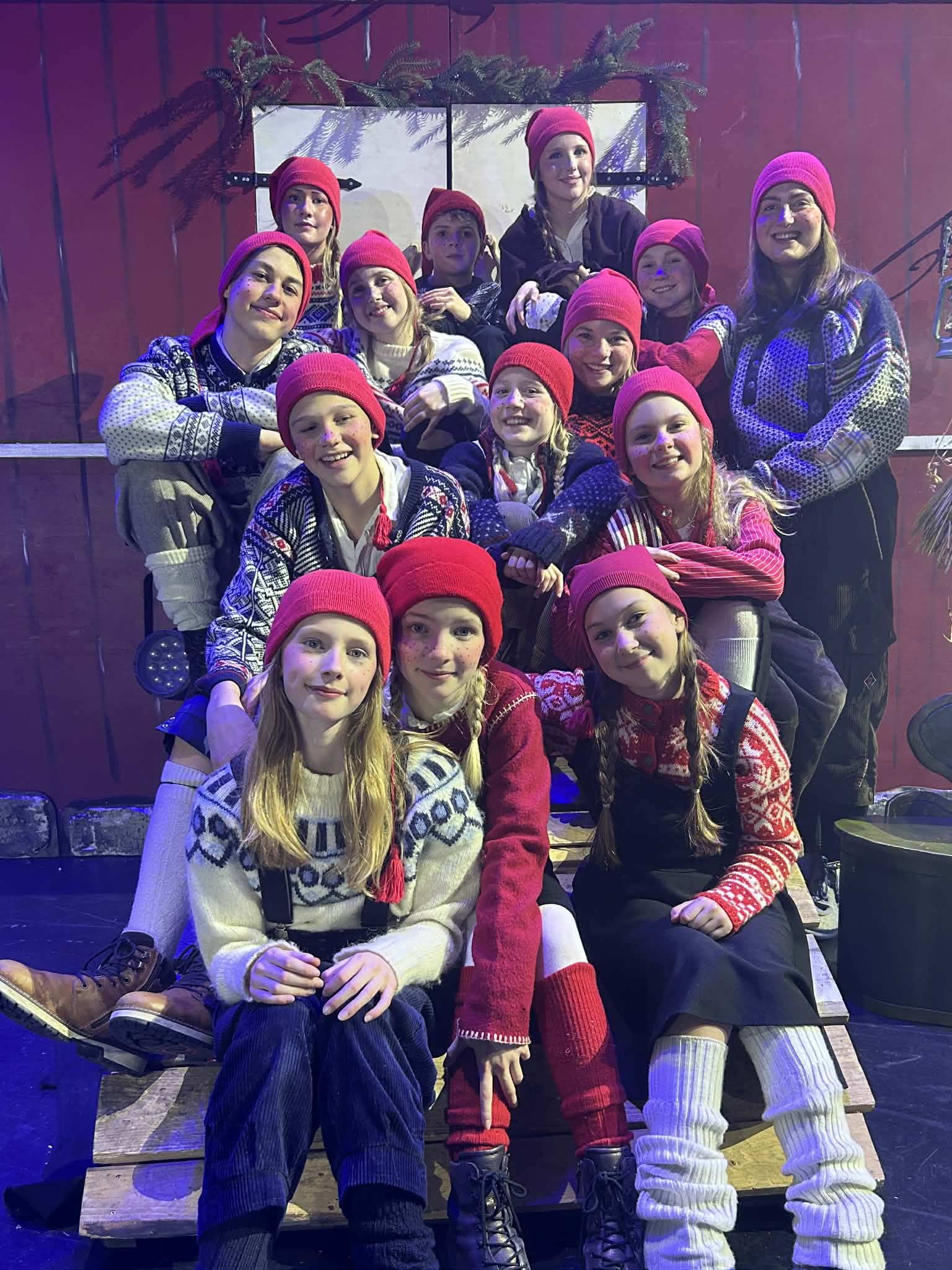Amalie Bronder, Oliver Salamonsen-Løkås, Lova Granheim Boström, Iben Hals Rivelsrud, Hanna Gawlas, Elena Nymo, Astrid Gonsholt Kristensen, Martine Østerås, Frida Wibe, Pernille Fotland, Max Fermin, Malene Bekkhus Bagås, Martinus Paulsrud og Noria Iversen som Smånisser